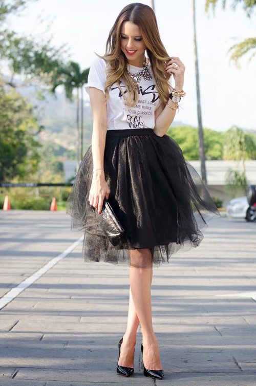 Chân váy xòe dài màu đen nên kết hợp mặc với áo kiểu gì?